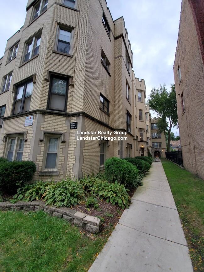 5042 N Wolcott Ave, Unit 3B in Chicago, IL - Foto de edificio - Building Photo
