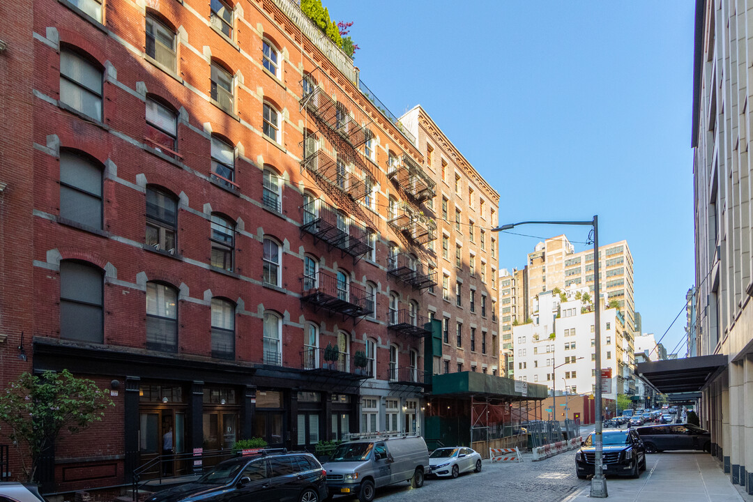 25-27 Leonard St in New York, NY - Building Photo