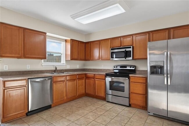 3209 Barrington Dr in Virginia Beach, VA - Foto de edificio - Building Photo