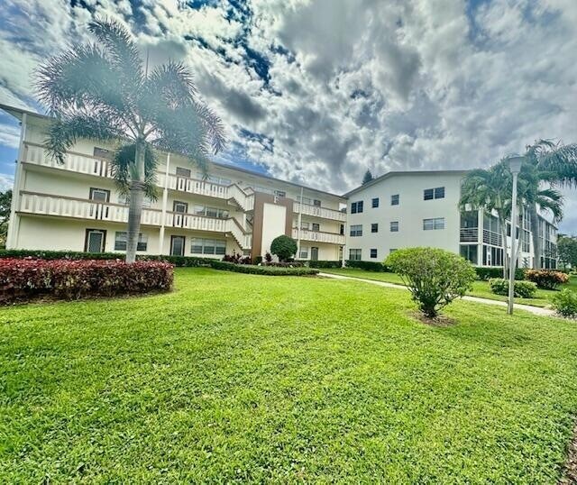 244 Mansfield F in Boca Raton, FL - Foto de edificio