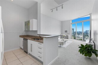 325 S Biscayne Blvd in Miami, FL - Building Photo - Building Photo