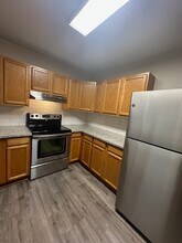 594 N Elm St in Cannon Beach, OR - Foto de edificio - Building Photo