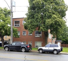 2897 St Clair Ave E in Toronto, ON - Building Photo