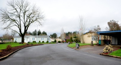 735 NE Burnett Rd in McMinnville, OR - Building Photo - Building Photo