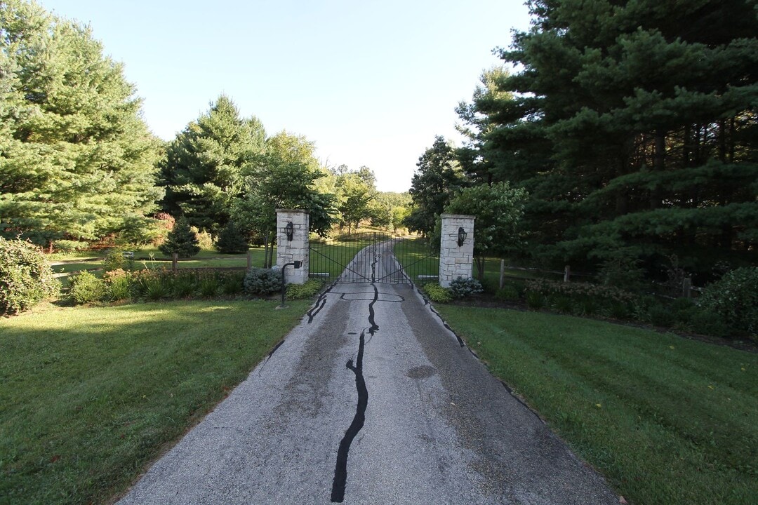 2873 Berndt Rd in Burlington, WI - Building Photo