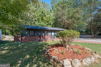 2541 Santa Barbara Dr NW in Atlanta, GA - Building Photo - Building Photo