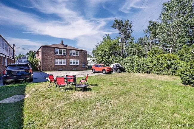 660 Cleveland Dr, Unit 4B Upper in Cheektowaga, NY - Foto de edificio - Building Photo