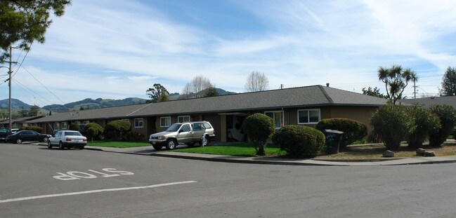 604-660 Arrowood Dr in Santa Rosa, CA - Foto de edificio - Building Photo