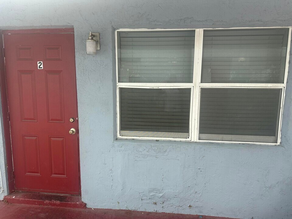 555 W 6th St in Riviera Beach, FL - Building Photo