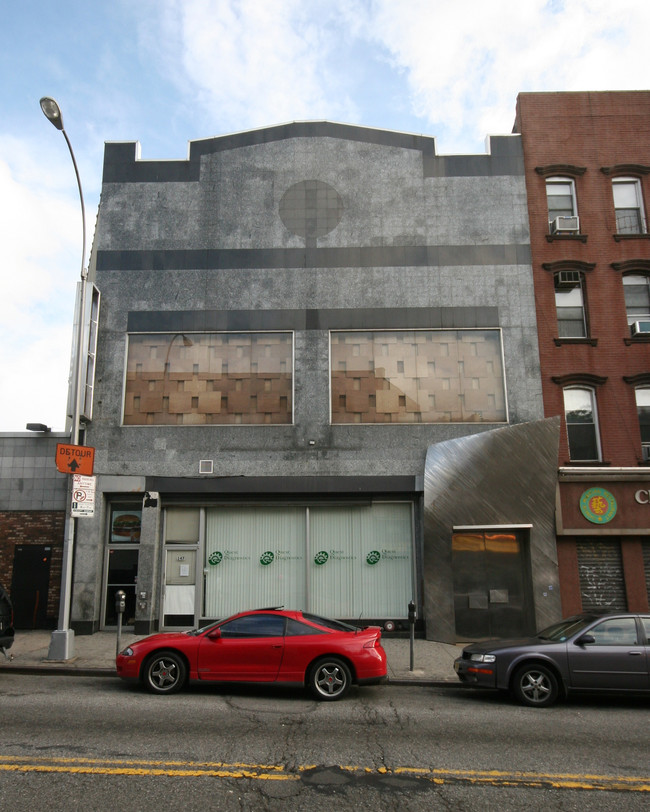 125 Greenpoint Ave in Brooklyn, NY - Foto de edificio - Building Photo