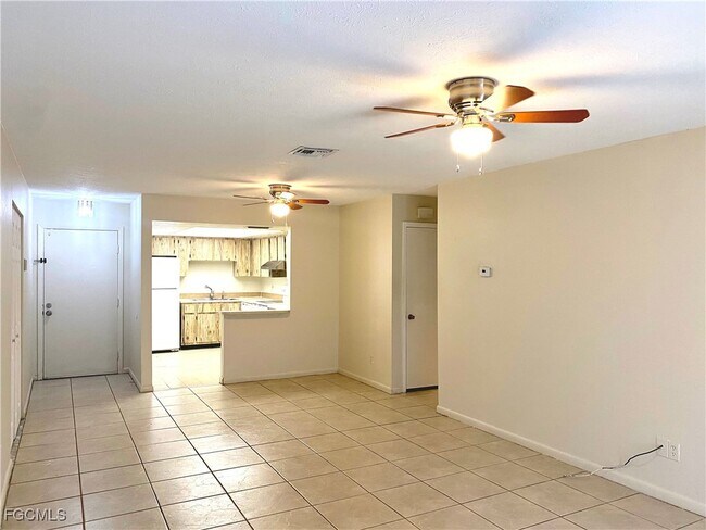 521 NE 24th Pl in Cape Coral, FL - Building Photo - Building Photo