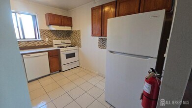 1008 N Oaks Blvd in North Brunswick, NJ - Building Photo - Building Photo