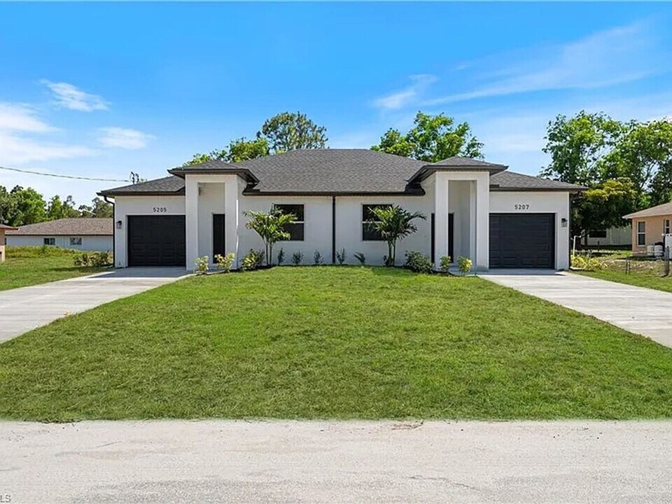 5207 26th St SW in Lehigh Acres, FL - Building Photo