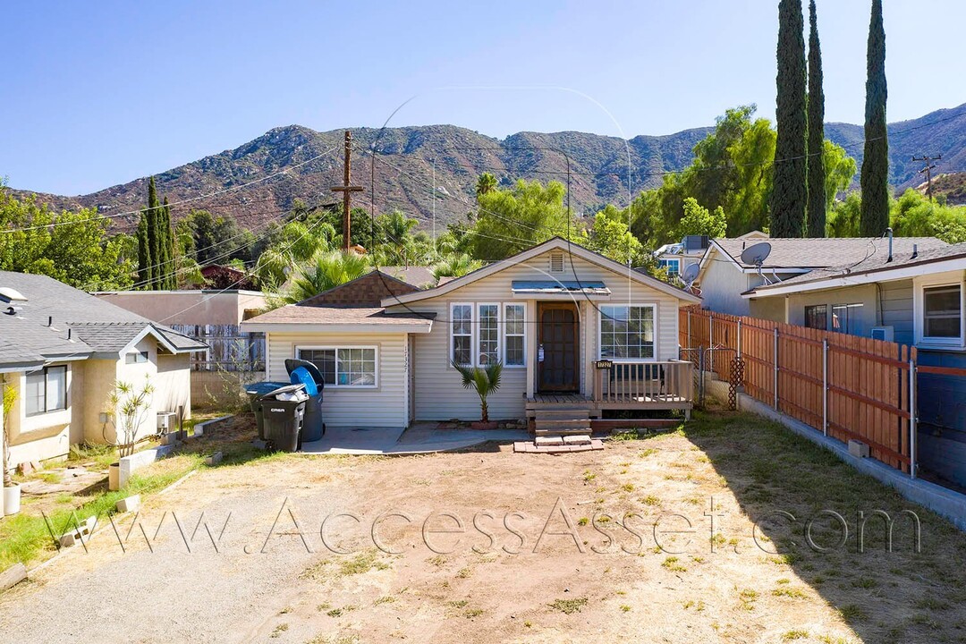 17327 Ranspot Ave in Lake Elsinore, CA - Foto de edificio