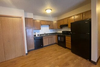 CROSBY COUNTRY APARTMENTS in Crosby, MN - Foto de edificio - Building Photo