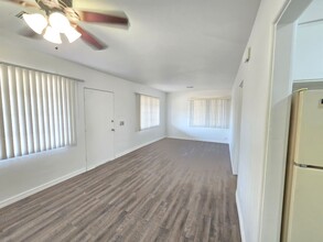 7235 N 55th Ave in Glendale, AZ - Foto de edificio - Building Photo