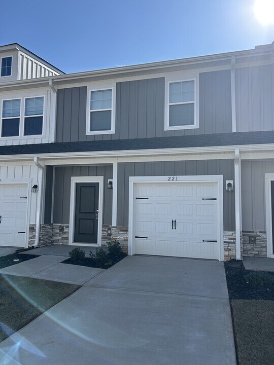 221 US-1 in Mauldin, SC - Building Photo