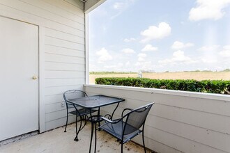 1921 Cedar Bend Dr in Austin, TX - Building Photo - Building Photo