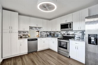 1233 Hampton Blvd in North Lauderdale, FL - Foto de edificio - Building Photo