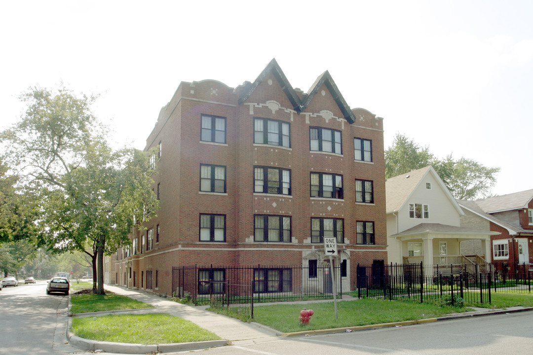 5801 W Walton St in Chicago, IL - Foto de edificio