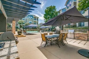 5 Oaks in Houston, TX - Building Photo