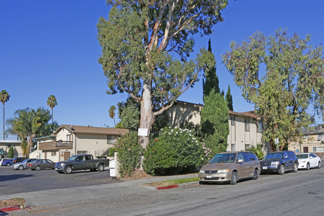 588 Avalani Ave in San Jose, CA - Foto de edificio