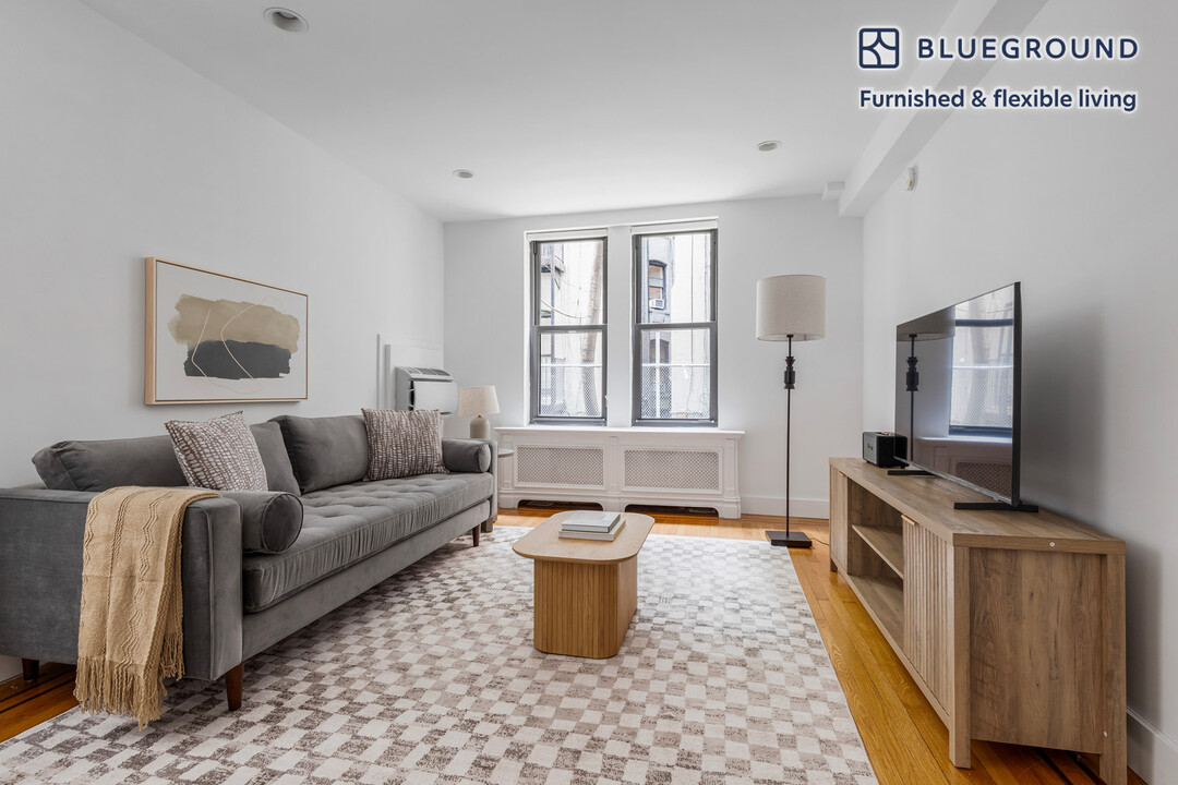 10 W 65th St in New York, NY - Building Photo