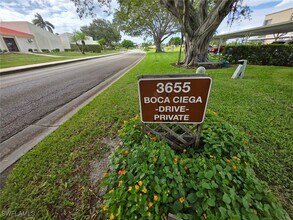 3655 Boca Ciega Dr in Naples, FL - Foto de edificio - Building Photo
