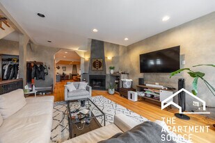 1224 W Augusta Blvd, Unit 3 in Chicago, IL - Building Photo