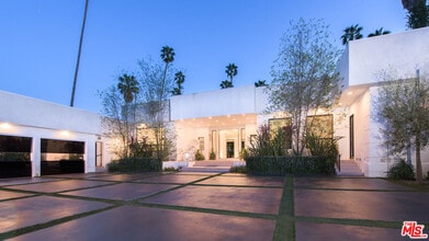 900 N Hillcrest Rd in Beverly Hills, CA - Building Photo - Building Photo