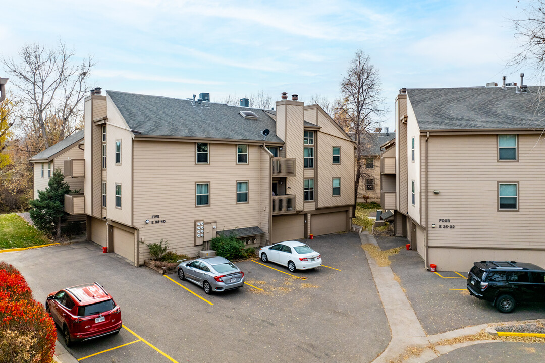 Meadow Creek in Lakewood, CO - Building Photo