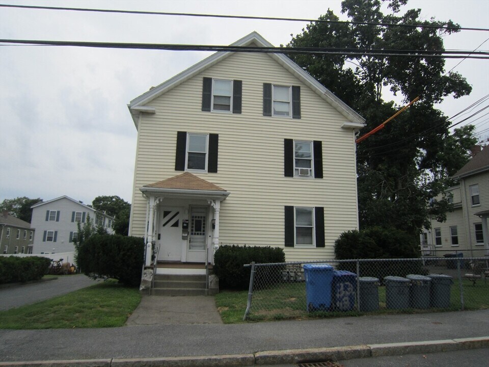 34 Brown St in Waltham, MA - Building Photo