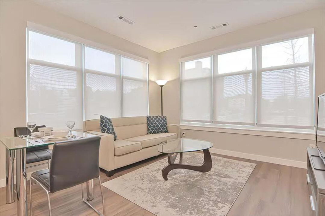 40 E Pier Dr in Boston, MA - Building Photo