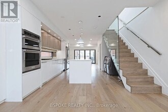 707 Mortimer Ave in Toronto, ON - Building Photo - Building Photo