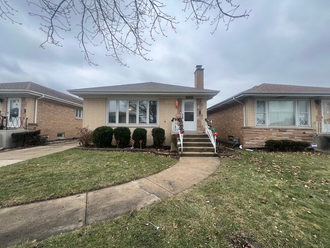 property at 4852 N Greenwood Ave