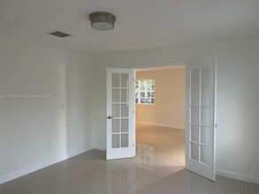 9464 Abbott Ave in Surfside, FL - Foto de edificio - Building Photo