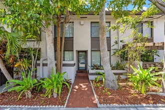 16484 NE 27th Ave in North Miami Beach, FL - Foto de edificio - Building Photo