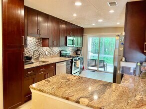 102 Falcongate Dr in Monmouth Junction, NJ - Building Photo - Building Photo