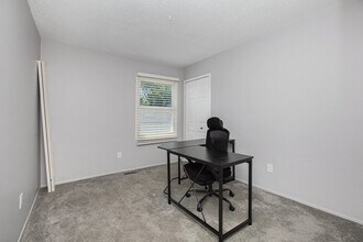 13346 Lake Point Blvd in Belleville, MI - Building Photo - Building Photo