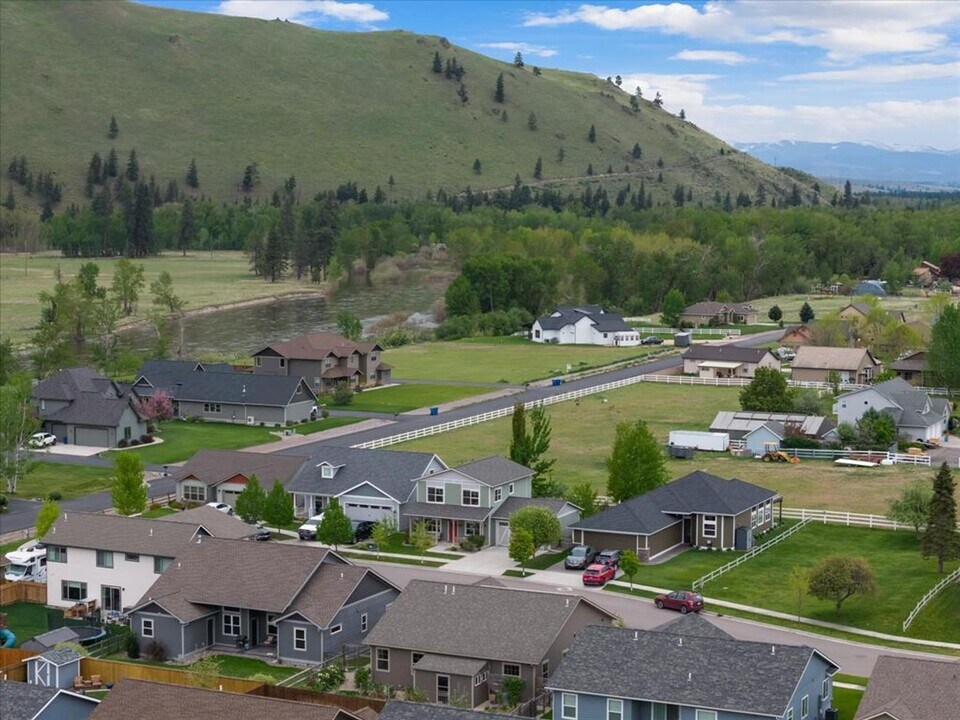5023 Mallory Ln in Lolo, MT - Building Photo