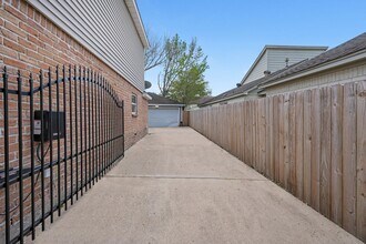 11319 Briar Forest Dr in Houston, TX - Building Photo - Building Photo