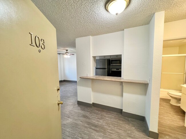 3730 S Sepulveda Blvd, Unit 103 in Los Angeles, CA - Foto de edificio - Building Photo
