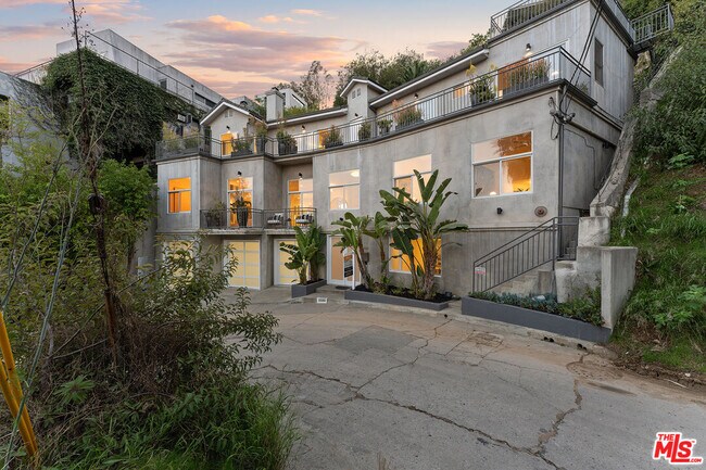 2333 Vasanta Way in Los Angeles, CA - Building Photo - Building Photo
