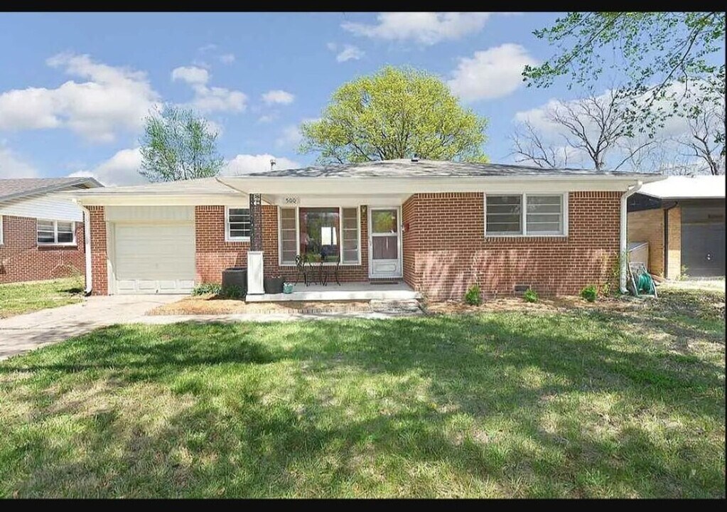 500 Alexander Dr in Haysville, KS - Building Photo