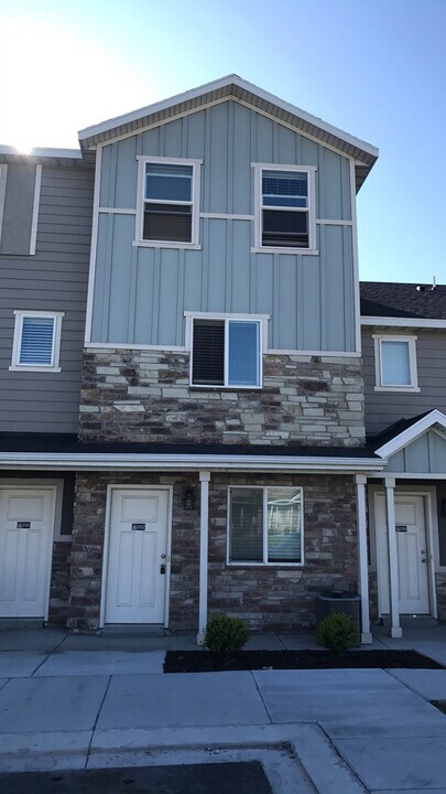 252 N 680 E in Vineyard, UT - Foto de edificio
