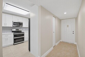 5574 Witney Dr in Delray Beach, FL - Foto de edificio - Building Photo