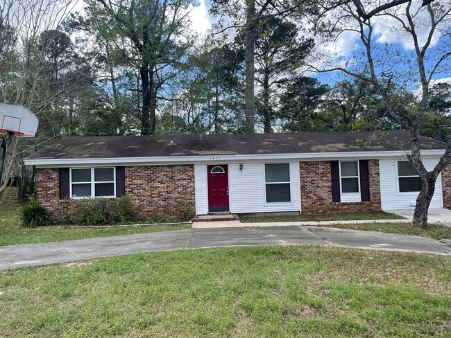 1827 Salmon Dr in Tallahassee, FL - Building Photo - Building Photo