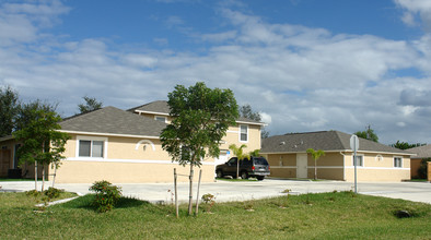 1019 SE 11th St in Cape Coral, FL - Foto de edificio - Building Photo