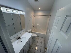 10 Matsunaye Dr, Unit 1 in Medford, NY - Foto de edificio - Building Photo