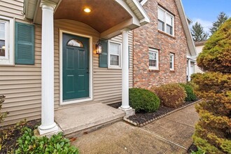 20 Sanders Farm Dr in Penfield, NY - Foto de edificio - Building Photo